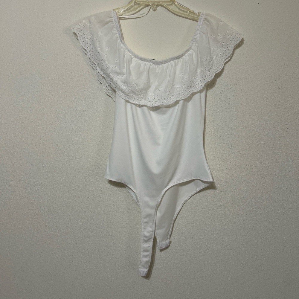 IRIS Off-White Eyelet Embroidered Off the Shoulder Ruffle Bodysuit Size Large - Picture 7 of 8